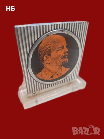 Интересен настолен плакет на Ленин