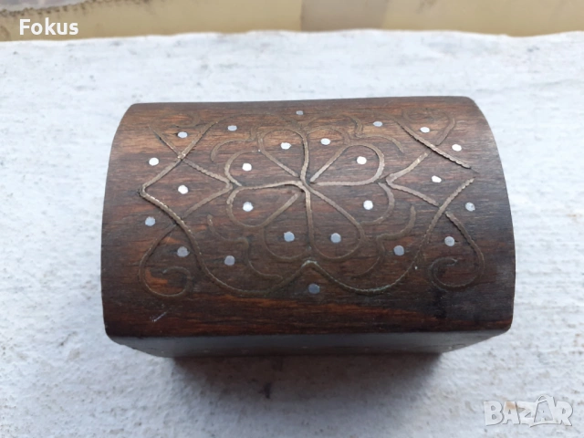 Стара дървена кутийка с бронзови набивки и седеф, снимка 2 - Антикварни и старинни предмети - 53395510