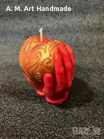 ❤️ „Сърце в длани“ – Ръчно изработена свещ от соев восък, снимка 2 - Романтични подаръци - 53384897