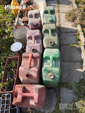 Продавам туби за гориво 20л.