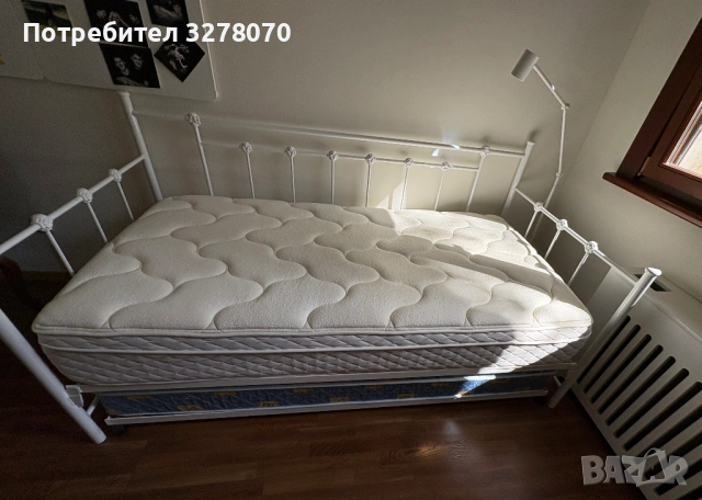 Eдинично легло с бяла метална рамка