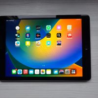 iPad (5-то поколение) - 9.7 WiFi, 128GB - Space Gray, снимка 1 - Таблети - 45528438