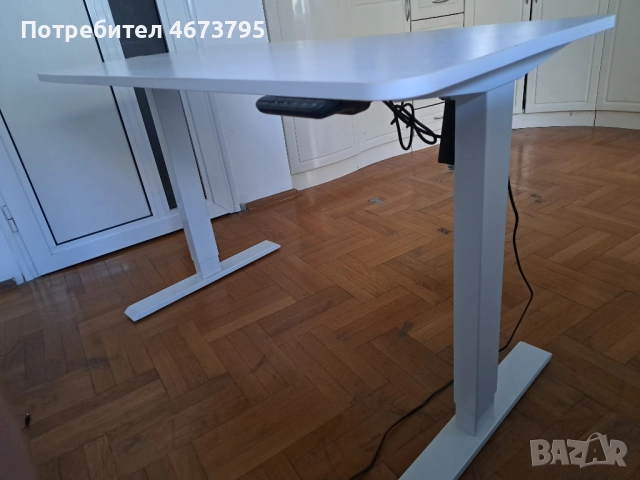 Бюро с регулируема височина