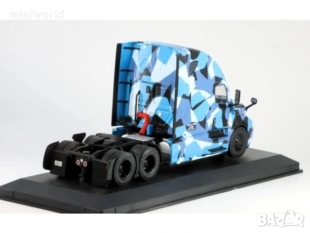FREIGHTLINER CASCADIA „Blue Camo“ влекач 2018 - мащаб 1:43 на Hachette моделът е нов в блистер, снимка 2 - Колекции - 53779743