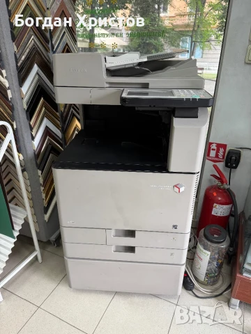 Продавам цветна копирна машина Canon C3320i