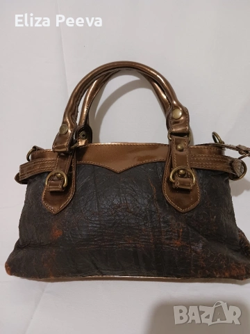 Малка кафява чантичка