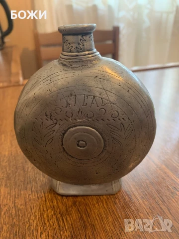 Старинна гръцка манерка от 1895 г. – масивен калай, ръчно гравирана, снимка 2 - Антикварни и старинни предмети - 51154839