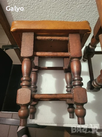 Стари антични табуретки изработени от естествена кожа и масивно дърво, снимка 3 - Столове - 50499998