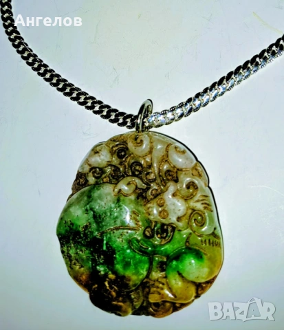 Уникален старинен медальон/амулет от нефрит със сребърен ланец
