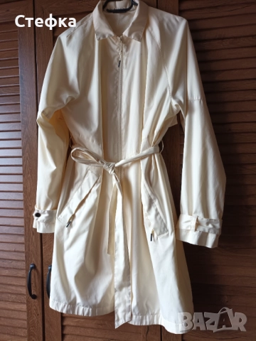 Оригинален дамски тренч NIKE, размер S, снимка 2 - Палта, манта - 52402202