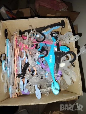 закачалки за детски дрехи