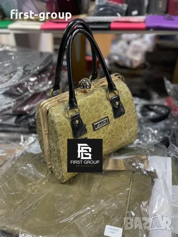Дамска чанта с блясък, с закопчалка твърда структура – Златно бежово, снимка 4 - Чанти - 53047689