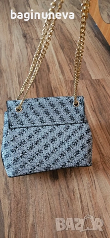 Нова Дамска сива чанта на Guess, снимка 3 - Чанти - 53598554
