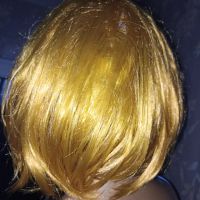 Нова карнавална перука тип каре в златист цвят , снимка 6 - Аксесоари за коса - 45088360
