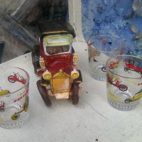 Колекционерски три стъклени чаши с ретро автомобили и един порцеланов стар автомобил, снимка 2 - Антикварни и старинни предмети - 45131997