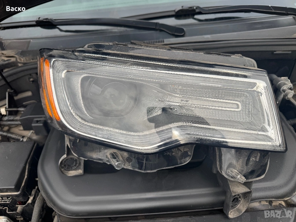 Оригинален десен фар за jeep grand cherokee wk2 overland 2018, снимка 1