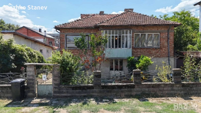 Продава се двуетажна къща , снимка 1