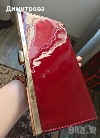 Елегантна дамска чанта от червен лак и златисто закопчаване, снимка 3 - Чанти - 51154509