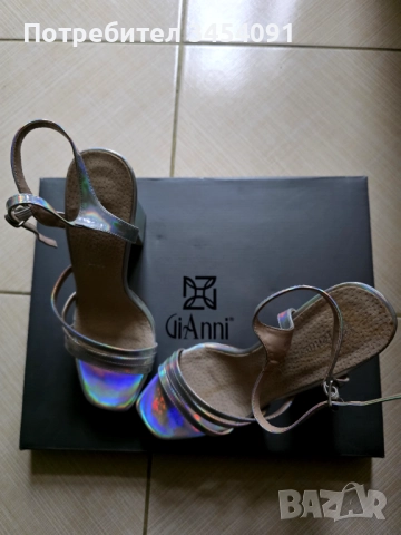 Дамски сандали.