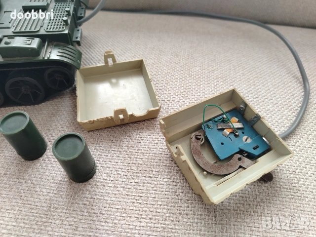 танк на батерии, снимка 2 - Антикварни и старинни предмети - 53935242