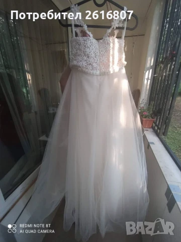 Сватбена рокля бяла с прасковен тюл