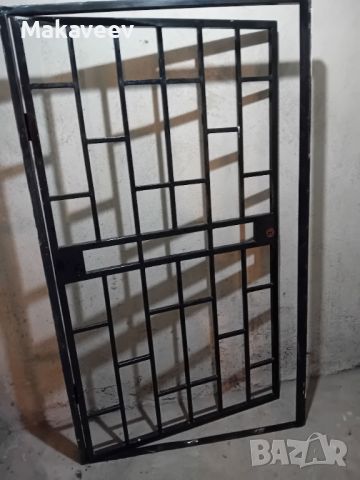 Продавам метална решетъчна врата  с каса, снимка 2 - Входни врати - 45096311
