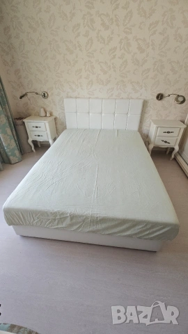 Двойно легло с обширна ракла с размери 140/200 см. 