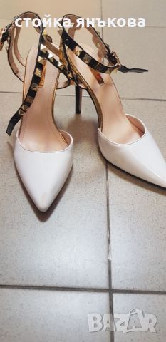 Шикозни бели дамски обувки със златисто , снимка 2 - Дамски елегантни обувки - 46395864