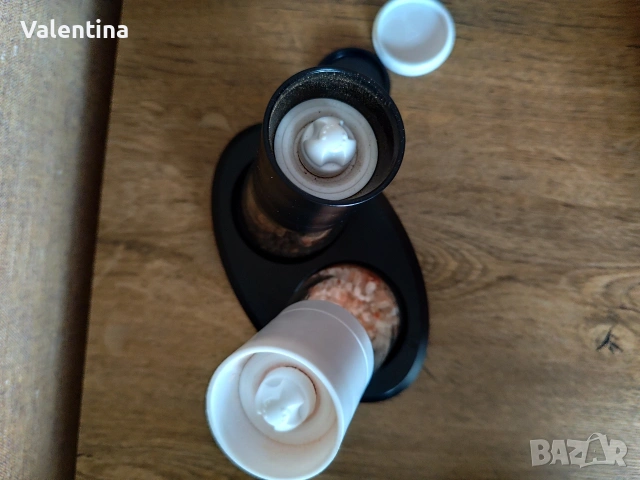 Мелници за сол и пипер с поставка Vialli design , снимка 4 - Аксесоари за кухня - 53009276