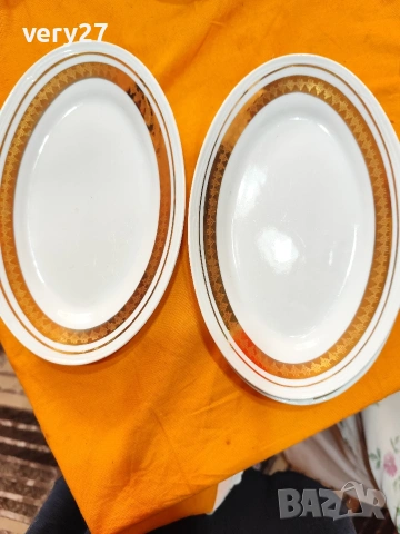 стъклени чаши и чинии