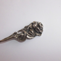 Старинна сребърна лъжица с релефна роза, снимка 2 - Прибори за хранене, готвене и сервиране - 44952190