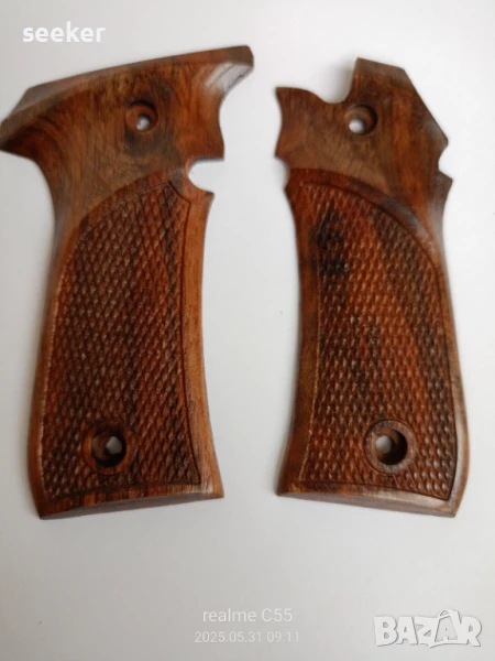 Орехови чирени за пистолет Llama Micromax 380, снимка 1