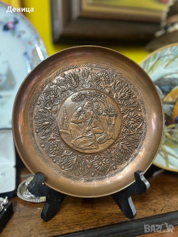 Стара медна чиния за стена Релефно изображение на седнал човек и флорални мотиви Диаметър-22 см и дъ, снимка 1