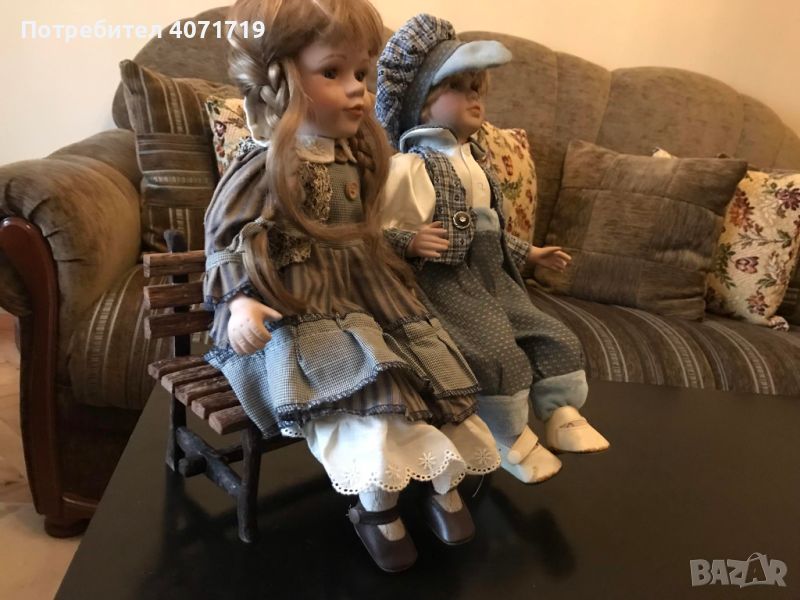 Антични порцеланови кукли седнали на пейка, снимка 1