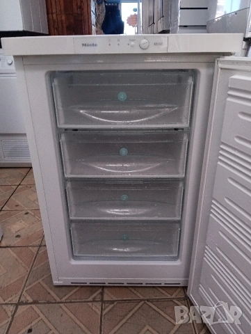 Малък фризер с 4 чекмеджета Миеле Miele с две години гаранция!, снимка 6 - Фризери - 53626651