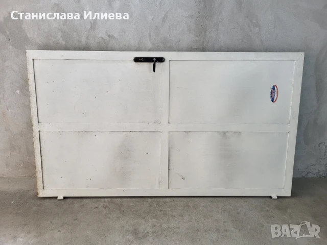 Бяла метална врата, снимка 1