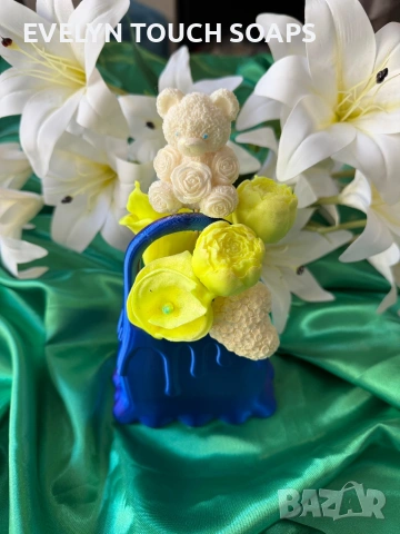 Луксозен букет в малка чанта декорирана със сапунени цветя, снимка 5 - Подаръци за жени - 54231005