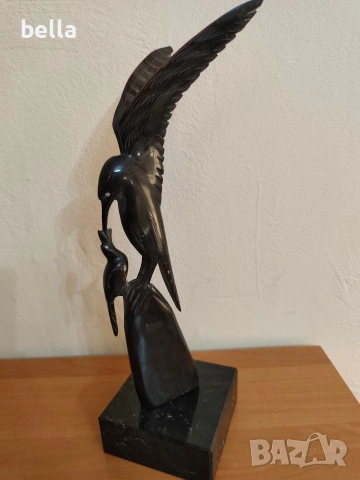 Уникална арт пластика от естествен рог върху мрамор-ГРИЖА