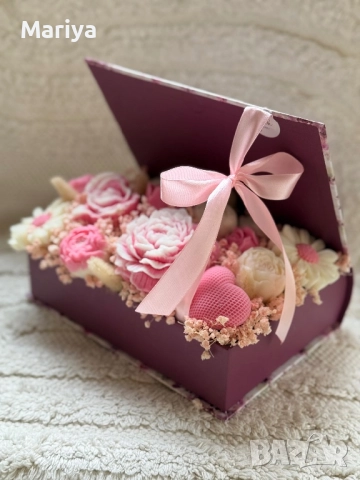 Букет в кутия - книга с цветя от соев восък и аромат. Розов цвят., снимка 4 - Изкуствени цветя - 51642132