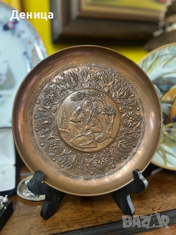 Стара медна чиния за стена Релефно изображение на седнал човек и флорални мотиви Диаметър-22 см и дъ