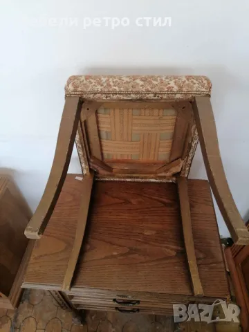 Една прекрасна старинна табуретка, която  е със страхотно красива дамаска. , снимка 7 - Дивани и мека мебел - 49648128