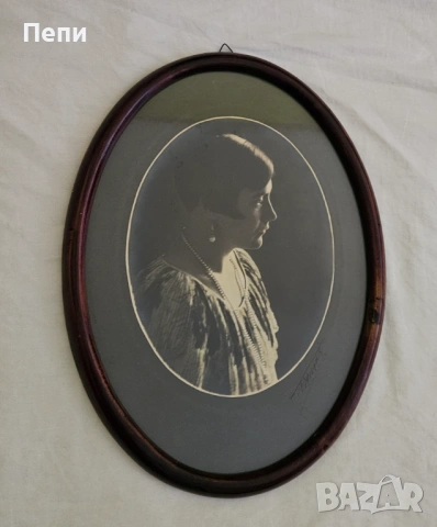 Антикварна овална рамка с портрет