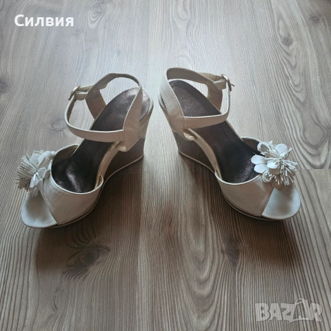 Страхотни кожени бели сандали с бронзови стелки на платформа с цветчета, 38 номер, снимка 12 - Сандали - 53748737