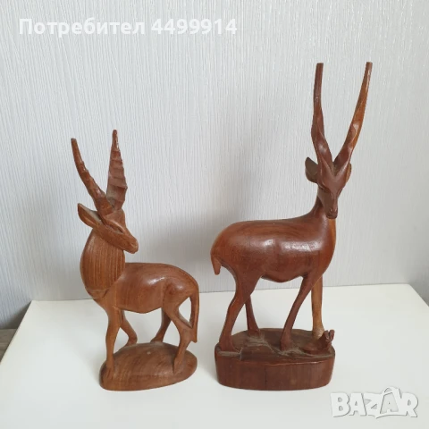 Стари дървени фигури на елени