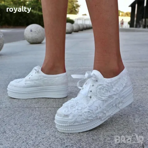 Обувки на платформа - бели
