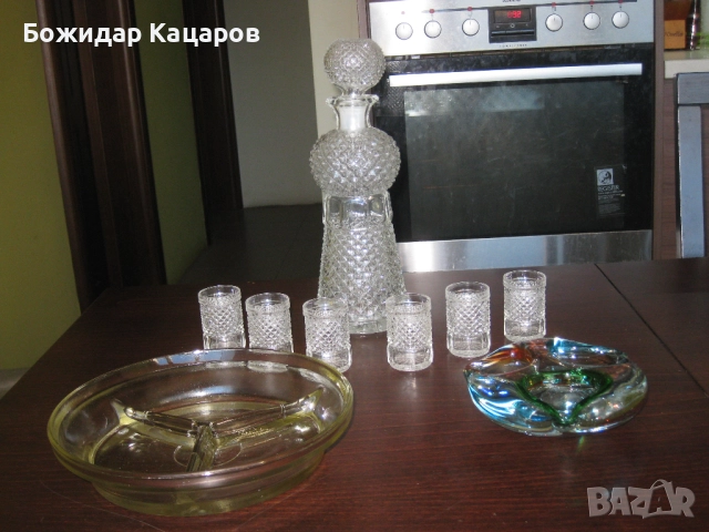 Всичко от снимката, за 38лева (19.43 €).  Сервиз за ракия. Пепелник, от цветно стъкло. Плато за мезе