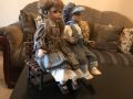 Антични порцеланови кукли седнали на пейка, снимка 1