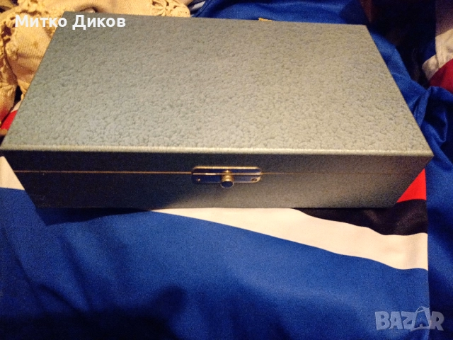 Кутия нова със закопчалка за 100 слайда, снимка 2 - Чанти, стативи, аксесоари - 52944010