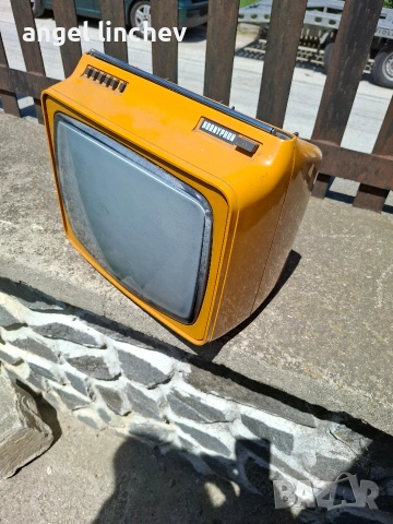 стари ,работещи радия,касетофони и телевизор плюс пишешта машина. 