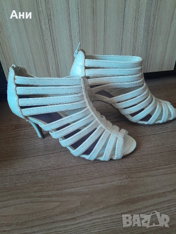 Бели сандали+подарък бежови сандали